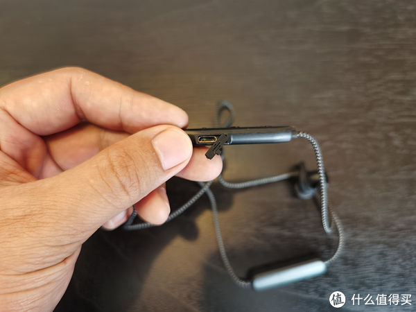 siri|HIK颈挂耳机开箱，轻奢尼龙线和海豚仿生音腔，夏天减肥靠它了！