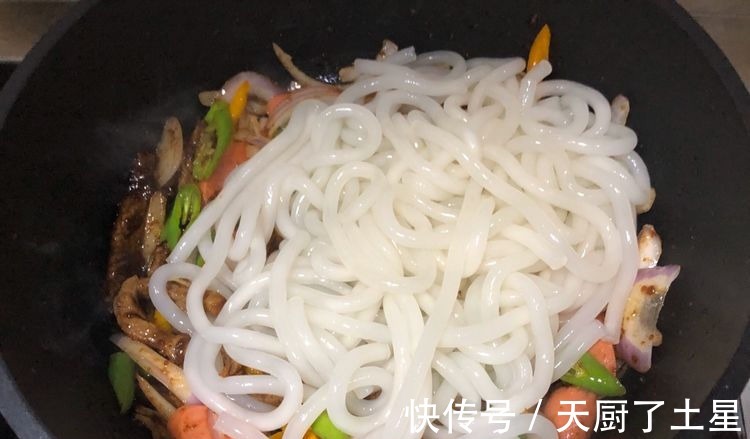 在家这样制作牛柳土豆粉，美味可口，营养丰富！