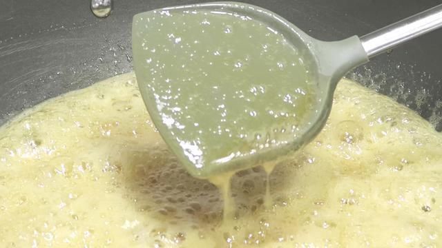 营养成分|用芝麻做出来的小零食，做法超简单，隔壁家小孩都馋哭了