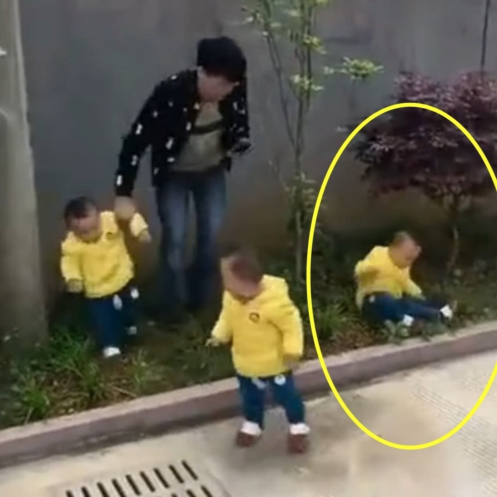 三胞胎|爸爸叫三胞胎回家吃饭,有一种“赶鸭子”的架势,画面太有趣了