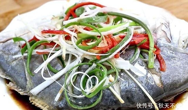 媳妇做清蒸鲳鱼,不放食盐和料酒,原汁原味,鱼肉鲜嫩不腥也不柴