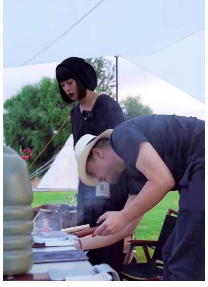 李亚鹏|李亚鹏在野外秀厨艺，还带上一个美女同行，一锅羊肉全糊了！