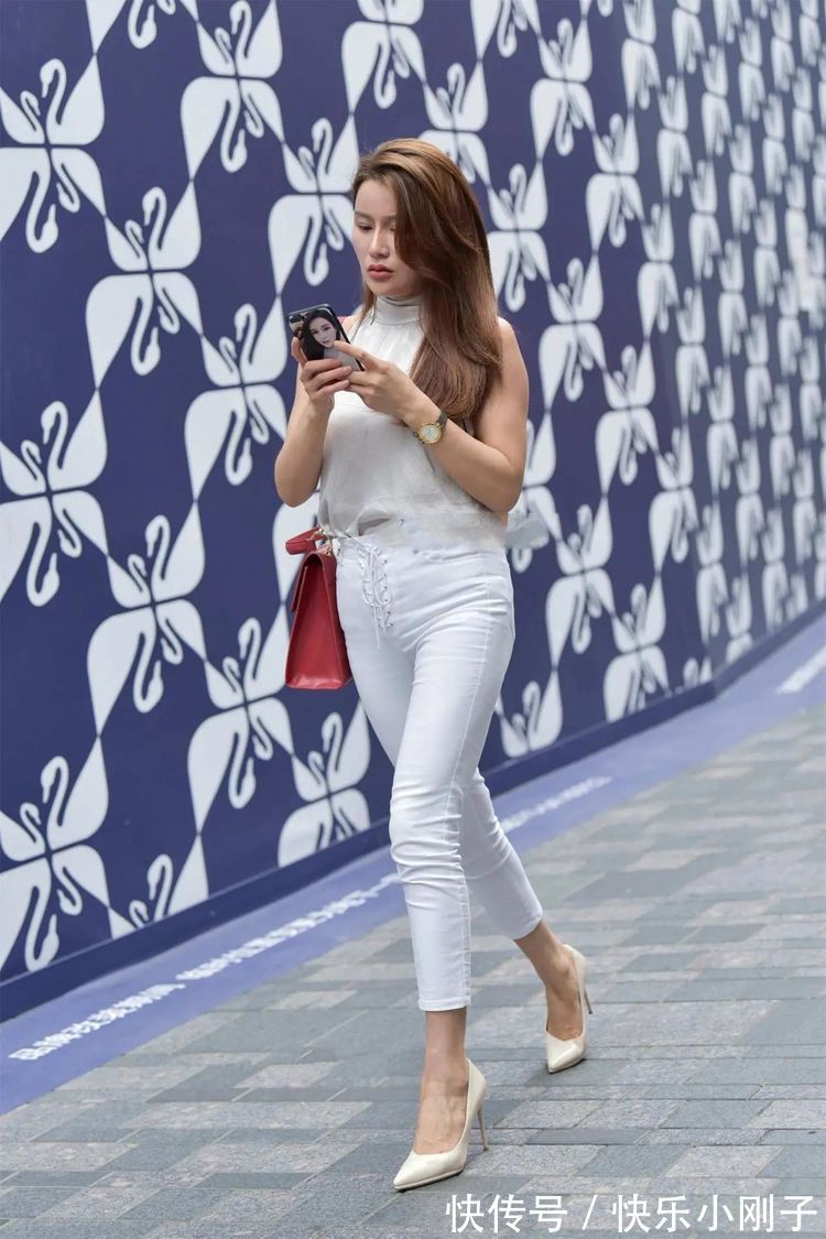 百褶裙 白牛仔裤穿在身上,总是会给人一种简约大方的感觉