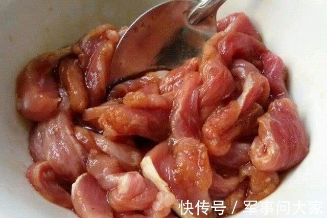 做辣椒炒肉，肉先别急着下锅，学会这3招，就连辣椒都是香的！