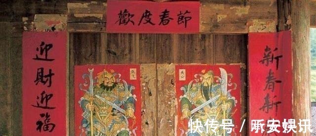 上联@宰相出上联“水底日为天上日”,书生回一下联,众人拍手叫好!