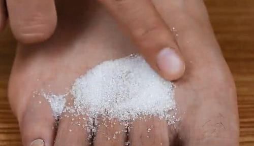 白糖撒在脚上太厉害了,解决了很多人的大烦恼,学会了受用一生