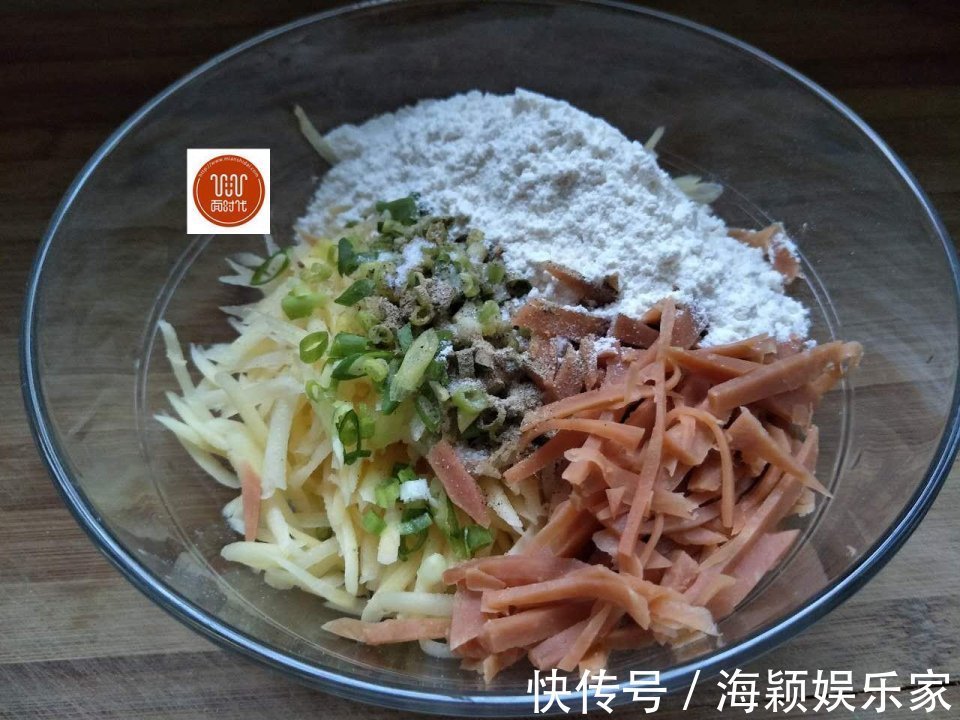 土豆饼的家常做法,软糯咸香美味诱人,做法很简单,比鸡蛋饼都香