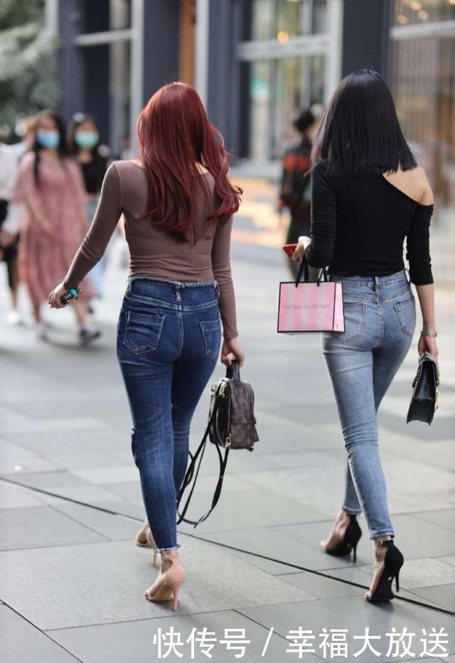 秋季，破洞牛仔裤，依旧实力担当，穿出了美的身姿，婀娜又美丽