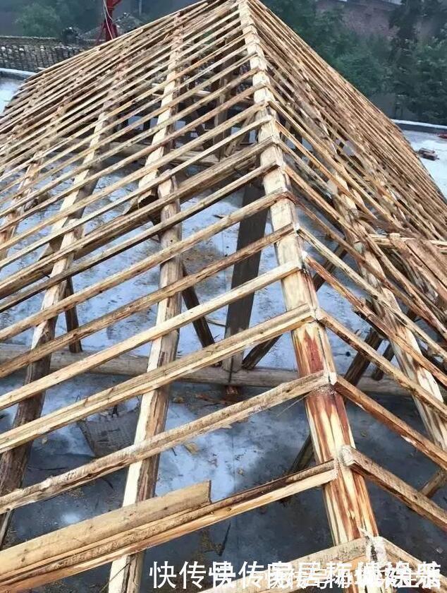 农村|农村小伙给父母盖的养老房，2万多的大门全村轰动，纷纷吐槽丑