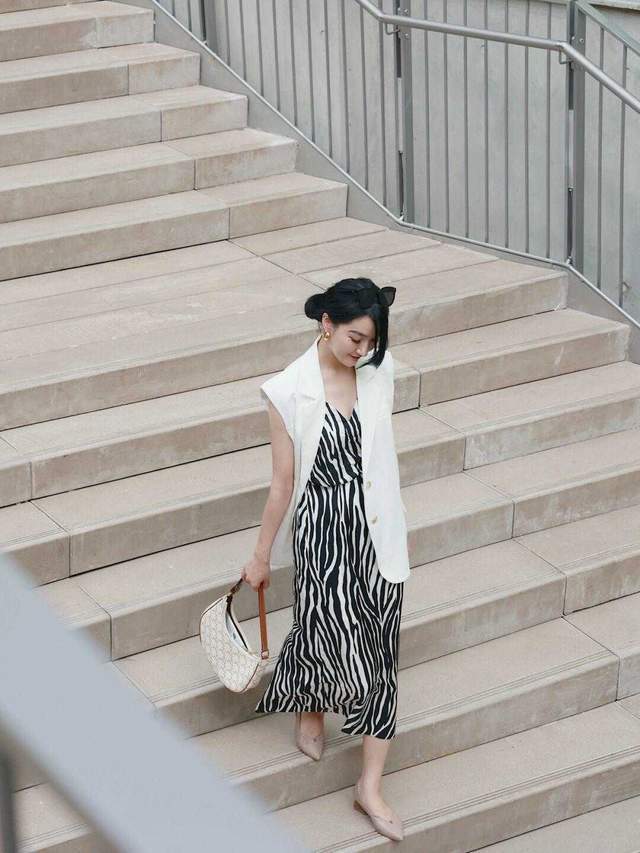 减龄|3、40岁这样穿“贼”好看,针织开衫搭配牛仔阔腿裤,清爽又减龄