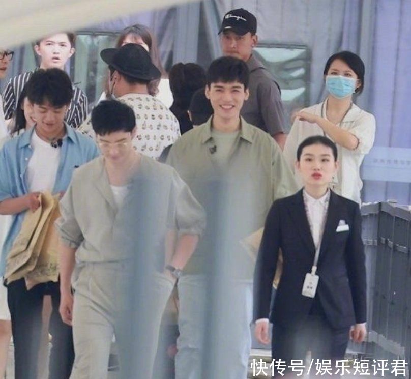 寧靜|《中餐廳5》開始錄制，生圖下姚安娜像路人，寧靜妝容太濃引關注