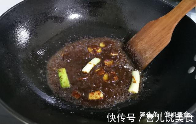 炖鱼时，去腥有人加酒有人加醋，都不对！教你最好吃做法，太香了