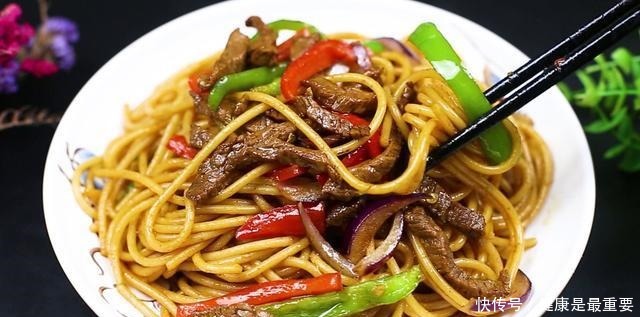 孩子天天闹着要吃意面,大厨教你在家做,只需简单几步,超级好吃