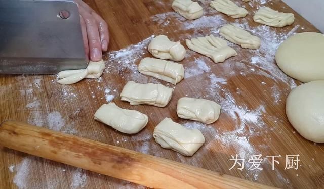 炸麻花，记住不要直接下锅炸，诀窍告诉你，麻花香酥焦脆，不油腻