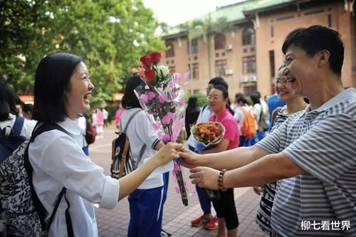 高三|高三的女儿成绩突降，考上三本后复读，父母看了手机才知道原因