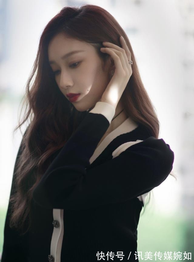 刘令姿|都说刘令姿是“超模身材”,穿针织衫配长裤比例惊艳,优雅又干练