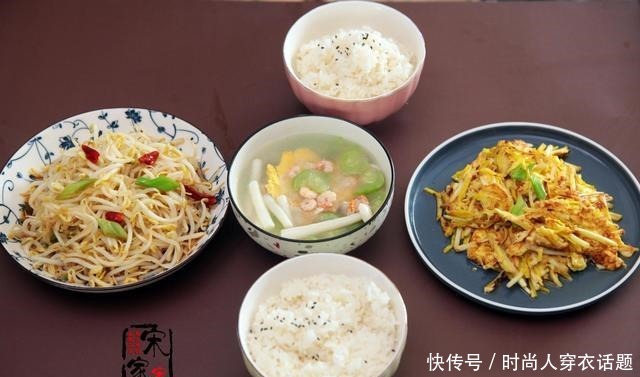 两口子的轻食晚餐,2菜1汤,美味好吃,南方朋友吃不了蒜黄!