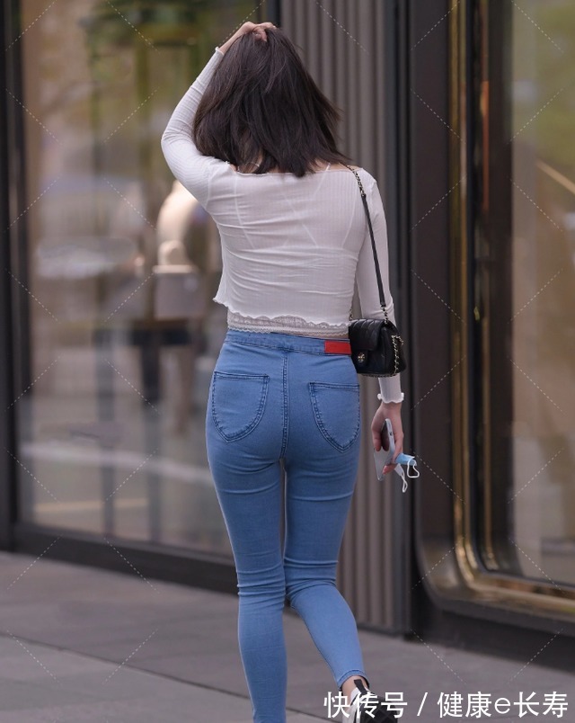 性感 成熟性感的氧气美女,看起来十分俏皮!