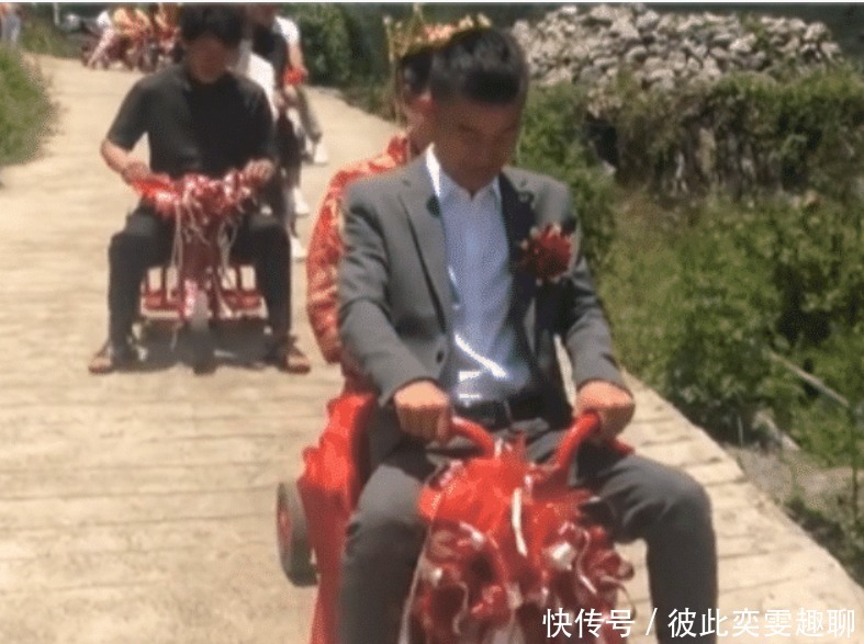 童趣|贵州新郎用12辆童车迎亲,充满童趣又不俗气,画风十分吸睛