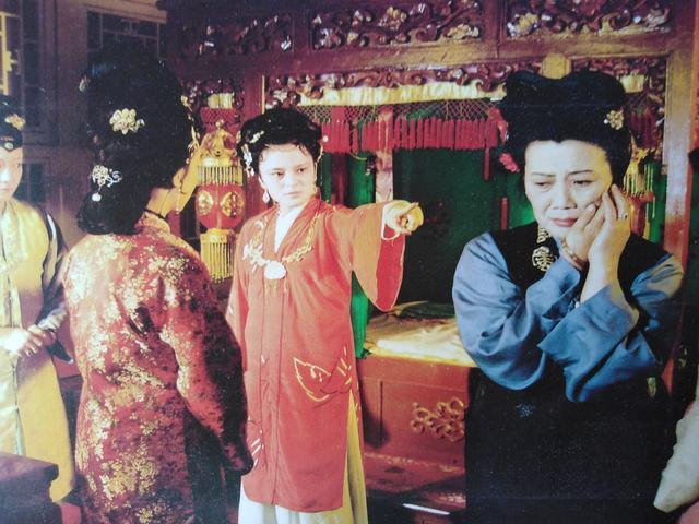 红楼梦&红楼梦:贾探春因抄检大观园发飙,王熙凤为什么不生气?