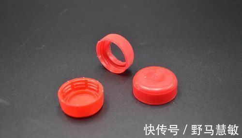 卖废品时，记得把塑料瓶盖拧下来，留在家中特别值钱，都学学吧