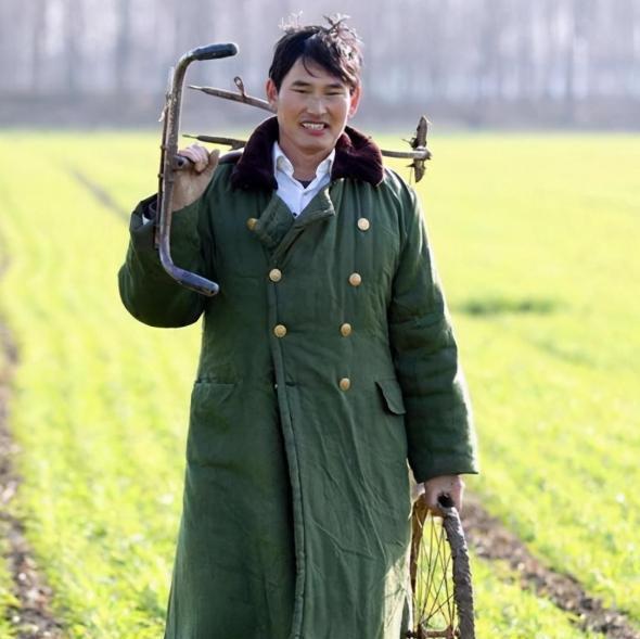 大衣哥被人砸门谩骂却不搬家,知道老油条套路多深,原因让人气愤