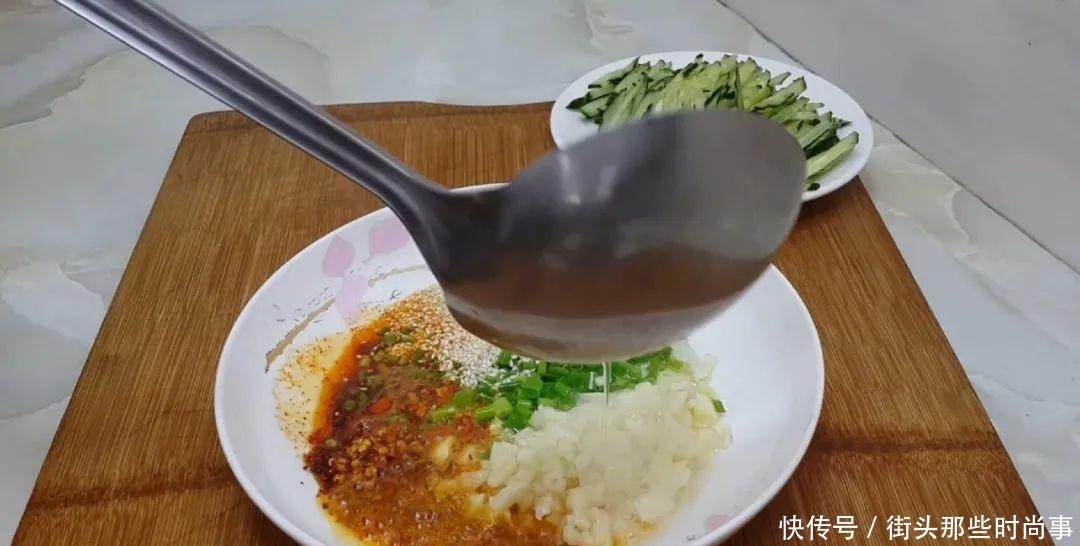 我家面条就爱这么吃,筷子一搅,做出创意凉拌面,比凉皮劲道好吃