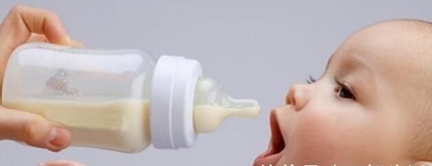 奶粉|给孩子冲奶粉时,先加水,还是先加奶粉新手妈妈可以了解一下