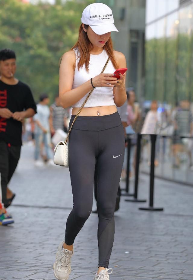小腿处 运动女孩的穿搭,偏爱极简瑜伽裤,轻松塑造个人魅力