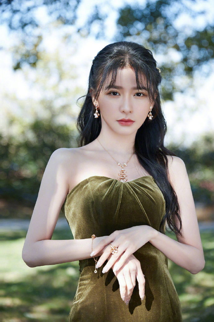 蔡卓宜一袭丝绒抹胸裙,性感又优雅,如同从森林中逃出的高贵公主