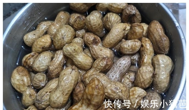外行|水煮花生时，直接放锅煮是外行，多加1步，花生软糯味道香