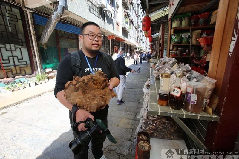 副会长|探访金秀瑶药一条街：奇特瑶医草药汇聚药香扑面