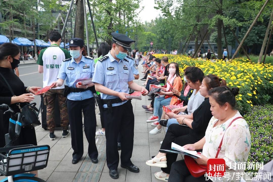 民警|送祝福更是送防范 考生走出考场便收到民警送上的“贺卡”