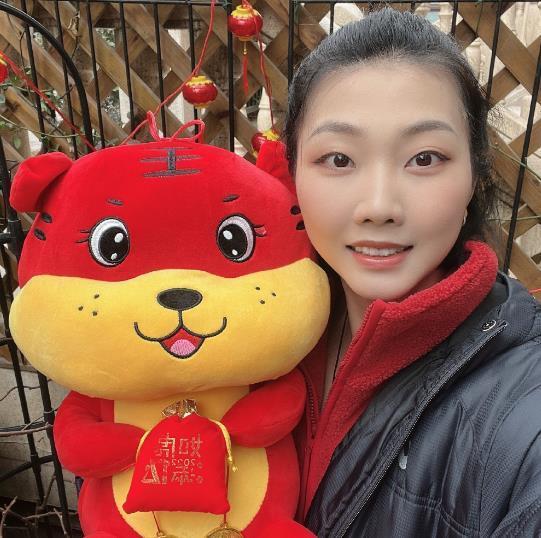 张常宁|中国女排退役功勋出镜拜年,33岁肤白貌美气质佳,被老公紧搂肩膀