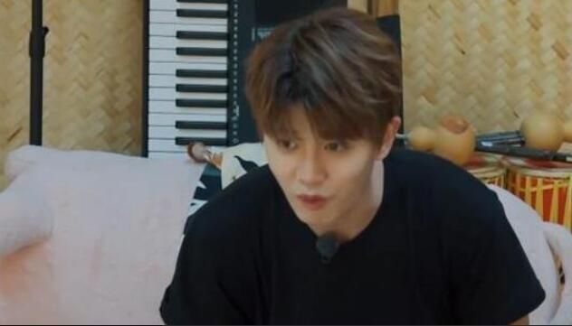 任嘉伦谭松韵去何炅咖啡店从不付钱,八个字打发服务员,笑翻大家