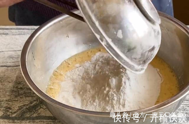 用烤箱也能做面包,半碗面粉3个鸡蛋,简单一蒸好吃不上火