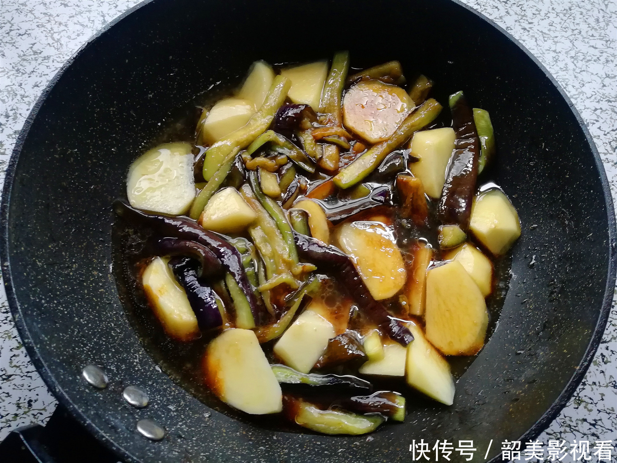 表面|茄子的家常做法最下饭,不用过油,和这个食材是绝配,软糯入味