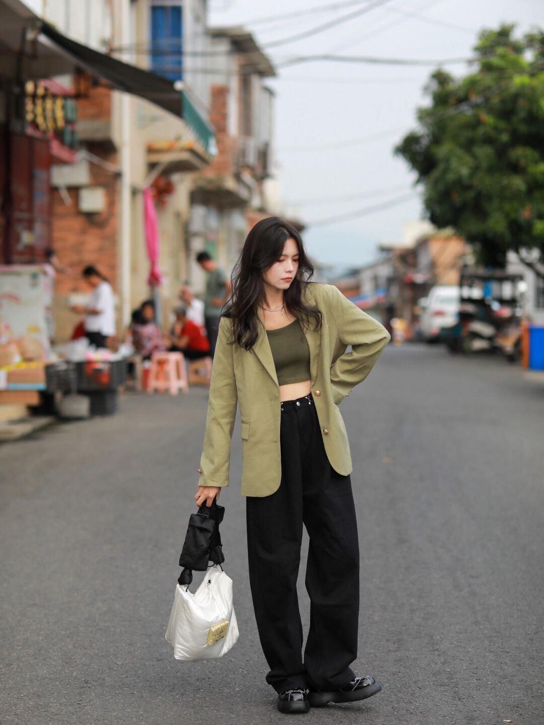 西装外套 秋冬怎样穿出学院风?黄色毛衣+格子半身裙,减龄又时尚!