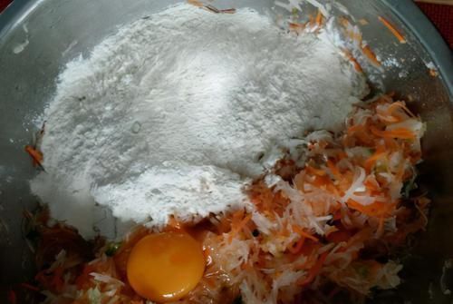 炸萝卜丸子时,1个步骤不能少,丸子外酥里嫩,放凉了也不发硬