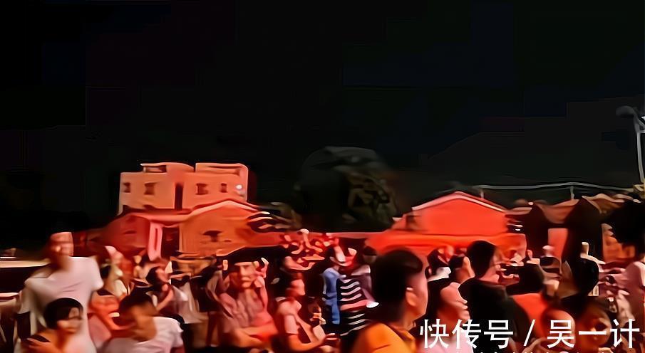 全红婵|满天烟花绚丽多彩!全红婵老家热闹起来,围观群众沾了红姐喜气