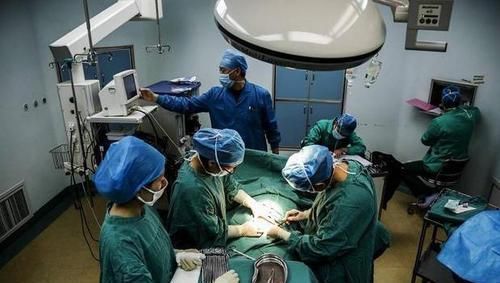 分娩|顺产遇上男护士“刮毛”,产妈想让丈夫来做,却遭医生一通痛批