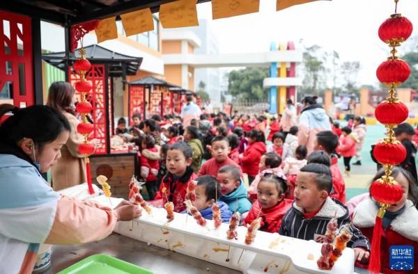 四川省华蓥市杜家坪幼儿园！萌娃逛“庙会” 迎新年