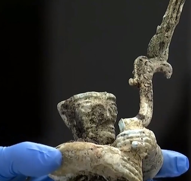 三星堆|三星堆出土青铜小立人,它手持飞鸟,真能破解大立人的持物之谜吗