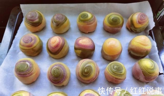 中秋来点不一样的,五彩月饼颜值高,酥软不腻味道好!