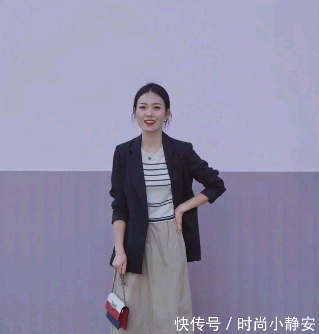 优雅 成熟女人的早秋穿搭如何搭配？可以选择简约款，呈现出优雅大方