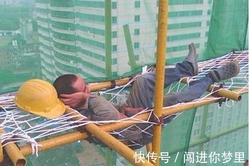 |搞笑图片幽默段子笑话:兄弟你胆子还挺大的,在这边睡觉注意安全