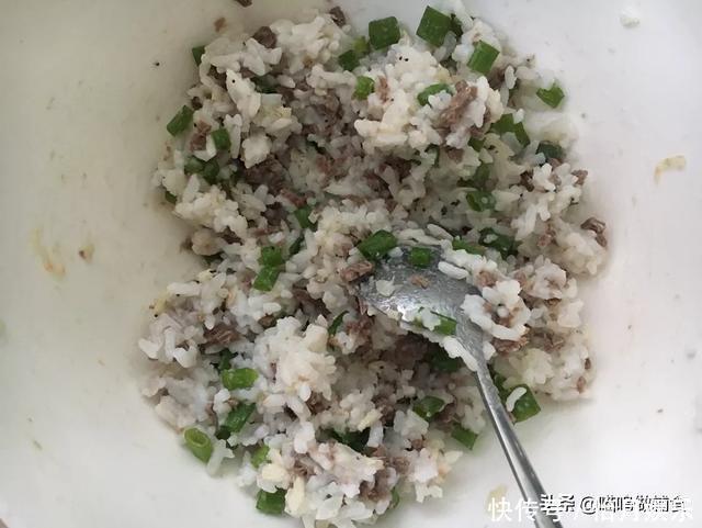 这个比白米饭营养高出好几个档!一口平底锅搞定娃喜欢的饭!