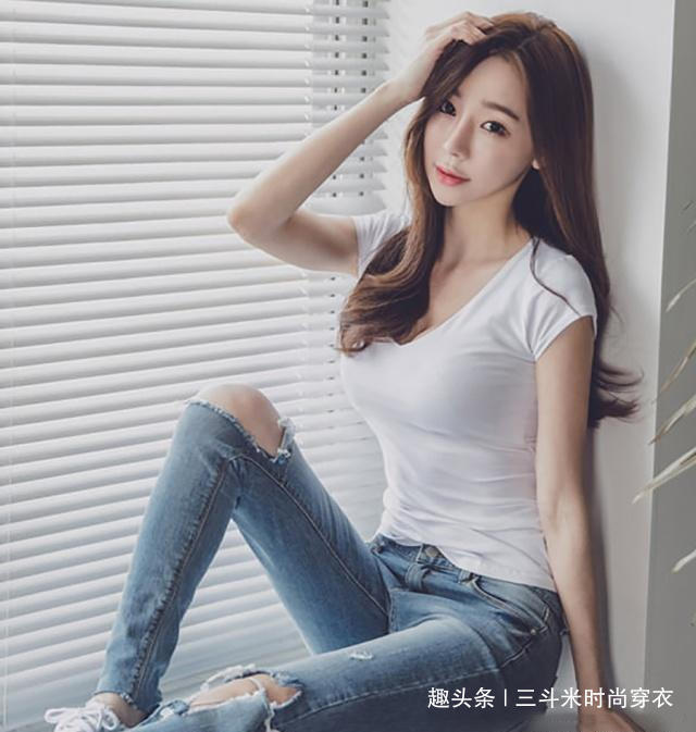 牛仔裤搭配出甜美时尚感，塑造迷人身材，时刻展现女神的魅力！