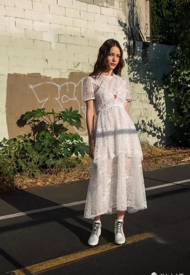 连衣裙|忘掉高跟鞋,“连衣裙+平底鞋”才是夏季王炸组合