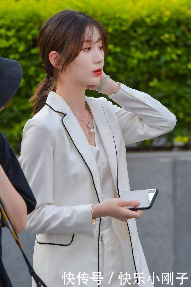 独特|内搭丝质衬衫,若隐若现的光泽感提升内在气质,体现独特的审美